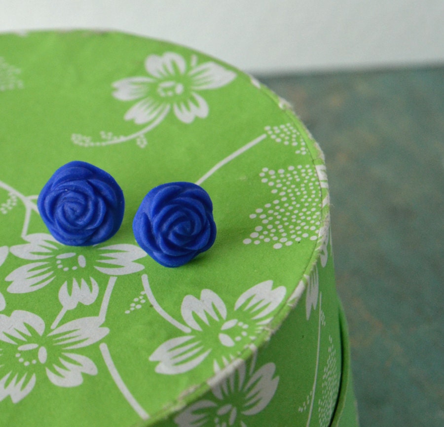 Numi earstuds in Cobalt Blue and sterling silver