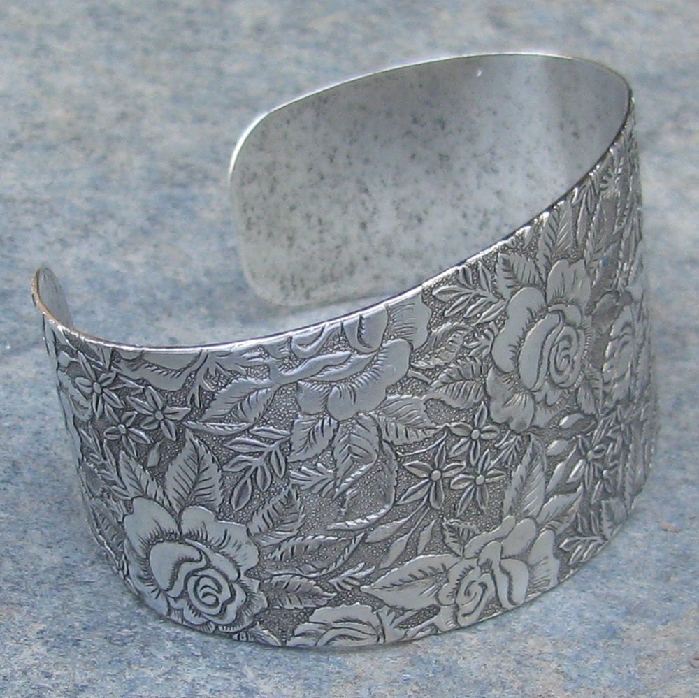 1 Etched Rose flower Antiqued Silver 1 1/2 inch on the top cuff bracelet blank 1324