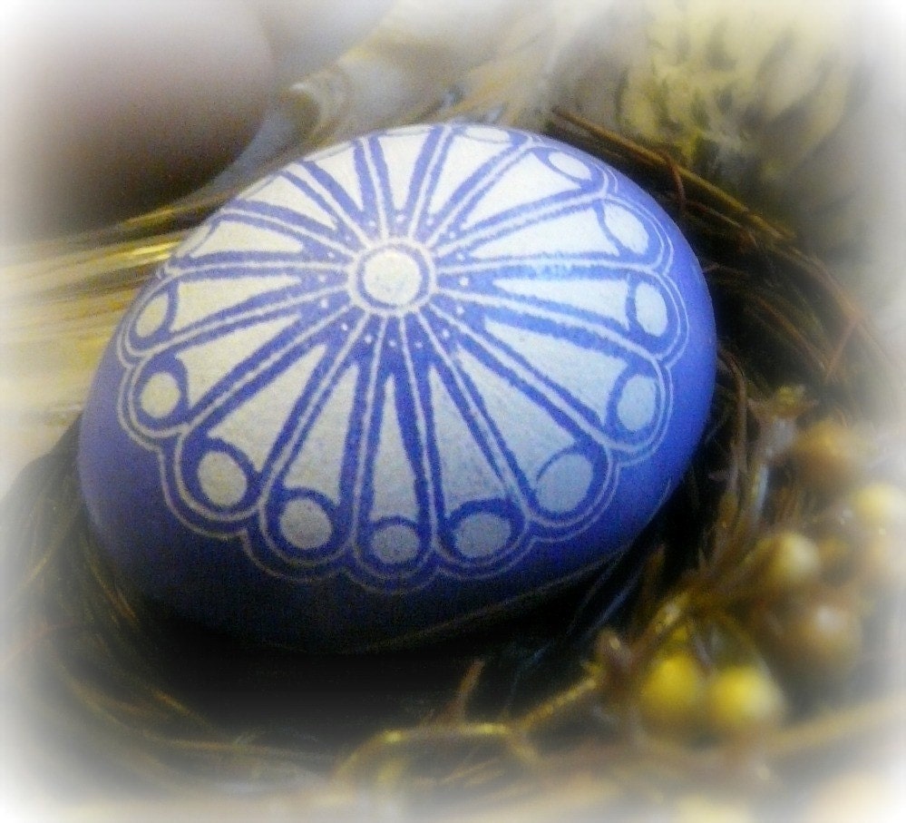 Easter Egg - Purple Geometric Star Feather Carved Etched Chicken Egg Lithuanian Pysanky - Present - FREE STAND - Scratched
