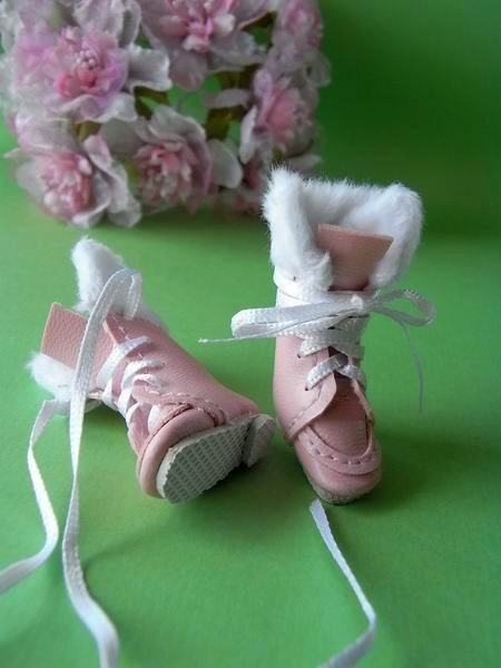 Blythe boots.....butter....pink