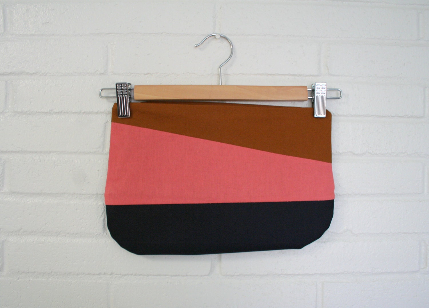Assymetrical zipper clutch, pink.