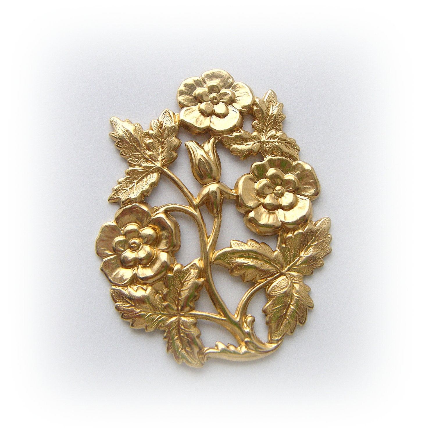 1 Victorian Rose Flower Brass Pendant Jewelry Findings - Stamping (BF)