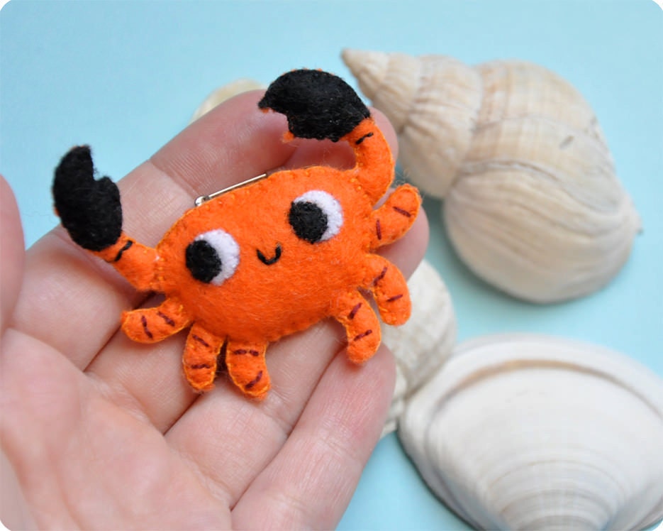 Tiny crab felt brooch - MemiTheRainbow