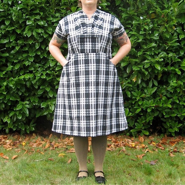Slimuette Dress - plus size - black and white plaid cotton seersucker vintage fabric - 50B-42W-53H
