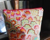 Medium makeup pouch - perfect for weekend trips