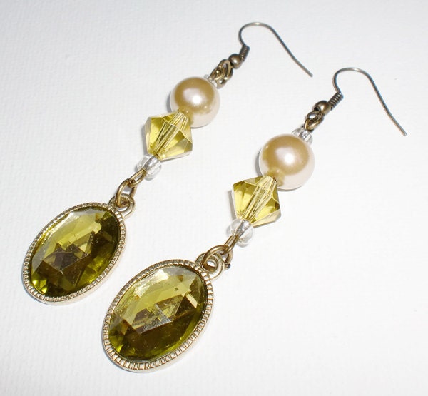 Almond pearl with peridot glassbeads earrings and oval peridot dangle