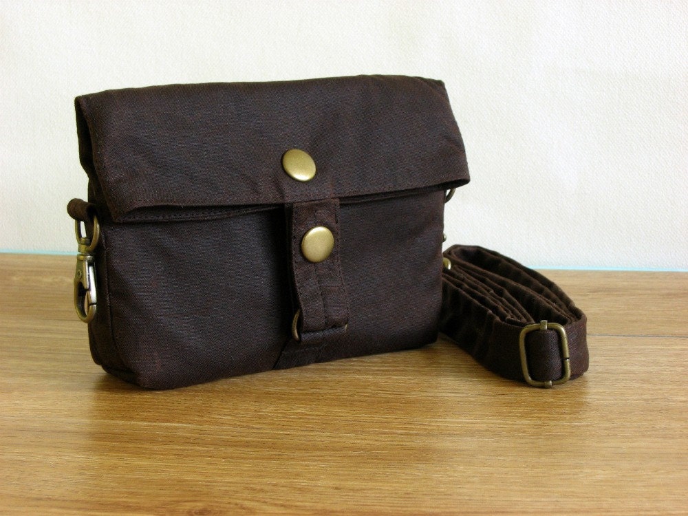 Minus hipster in dark brown waxed canvas