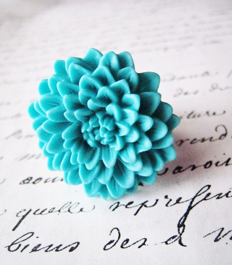 Chrysanthemum ring in vibrant turquoise - wide hammered silver band