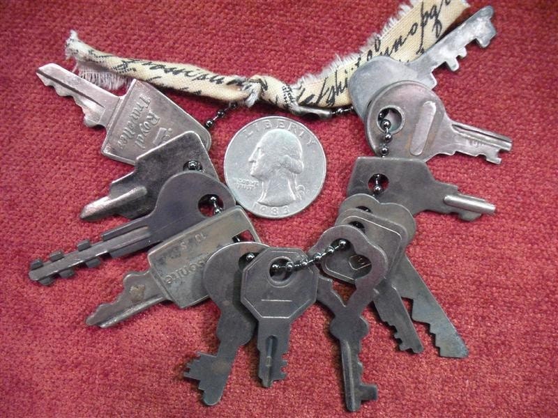 Things Look A Bit Odd - Lot Of  12 Cool Small Vintage Keys - Lot 3