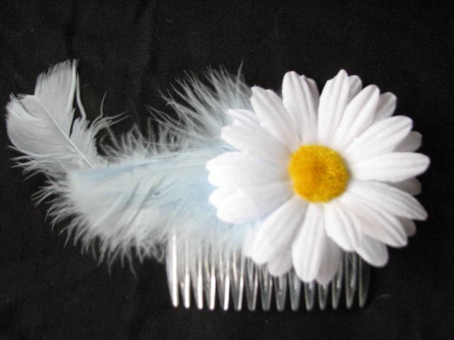 Haircomb with a daisy