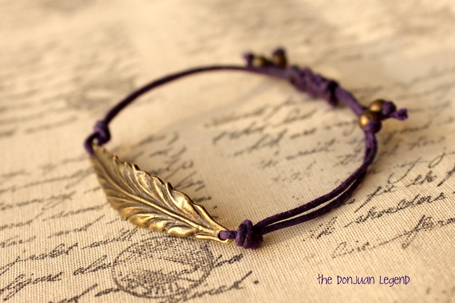 Free spirit - Feather adjustable bracelet in dark purple