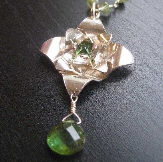 MY MOM'S FAVORITE Large Lotus Necklace with Peridot