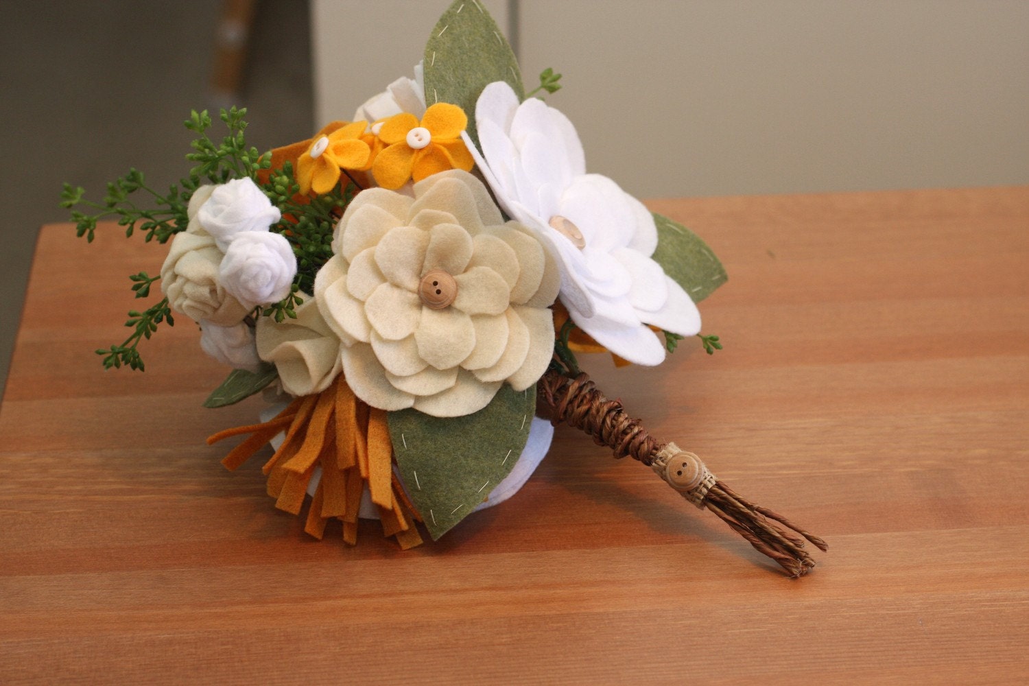 Personalizado Bouquet-Sweet Verão Flores sentida botões fio enrolado casca e ramos verdes