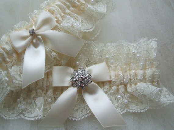 Wedding garter set Chantilly ivory with rhinestone jewel