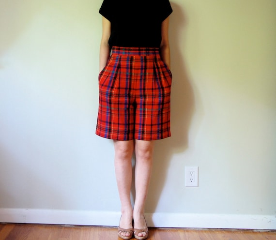 vintage women red tartan plaid high-waisted wool shorts (small size 0 - 4)