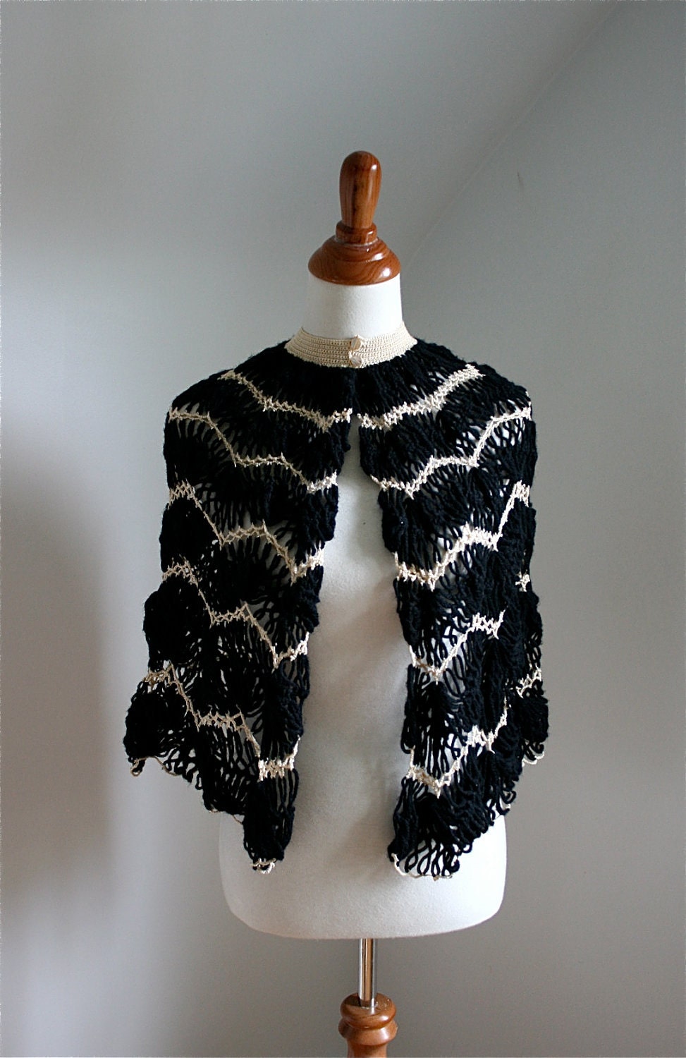 Vintage 1930s Capelet Black & Tan Hairpin Crocheted Evening