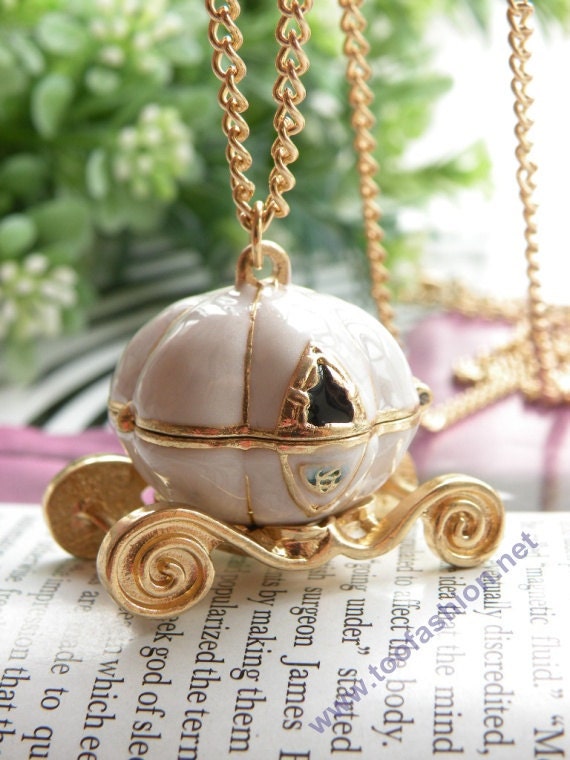 Pretty retro gold stereoscopic withe glaze can open Pumpkin car Carriage pendant necklace vintage style