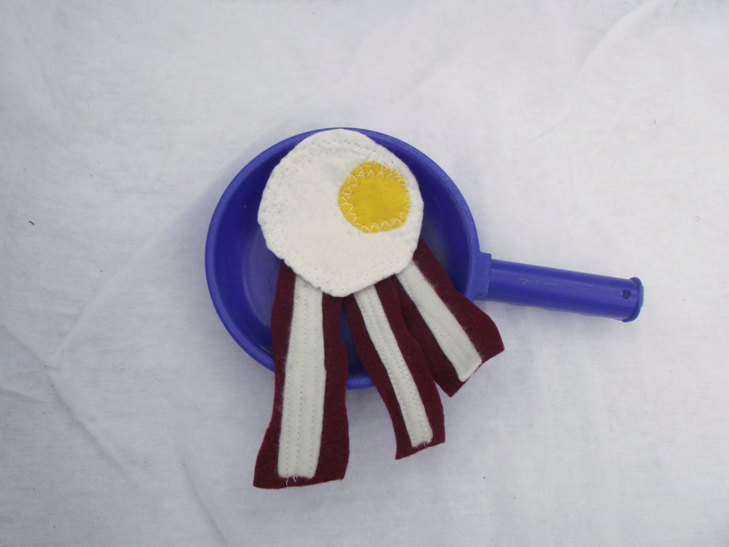 Felt Bacon & Eggs food set for Children to play with. Kids love to play with this set.