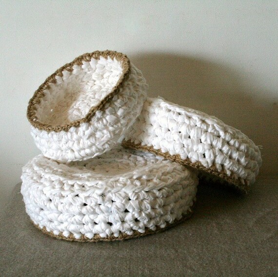 Set of 3 crochet bowls - Upcycled cotton fabric in white with jute cord trim