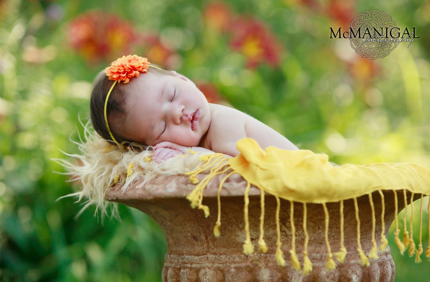 Minúsculo pequeno Mango Laranja Pom Pom Flor com Skinny Sun Yellow Elastic Headband. Recém-nascido para Adultos. PROPS FOTOGRAFIA