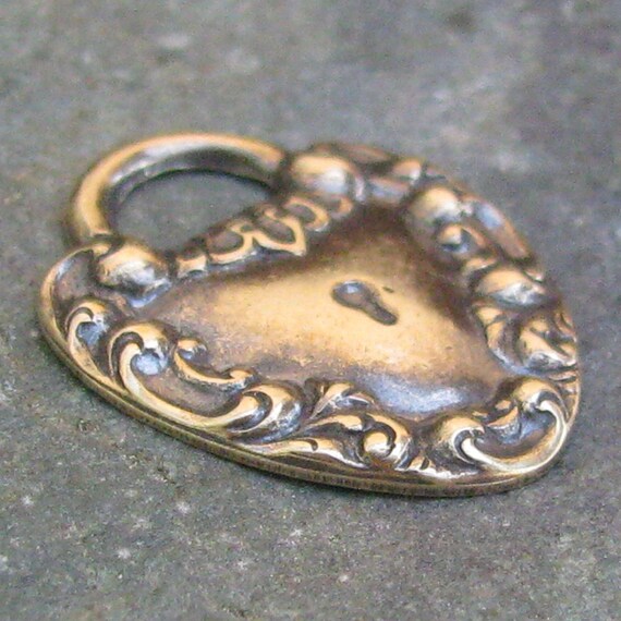 6 Antique Brass Victorian  Heart Locket for Key Jewelry Finding 1301