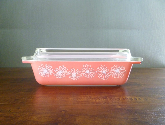 Vtg 2 x Piece Pyrex Pink Daisy Covered Casserole Set with Lid. Two Qt Baking Dish. Style No's 575-B and 550-C. Flowers / Floral / Daisies.