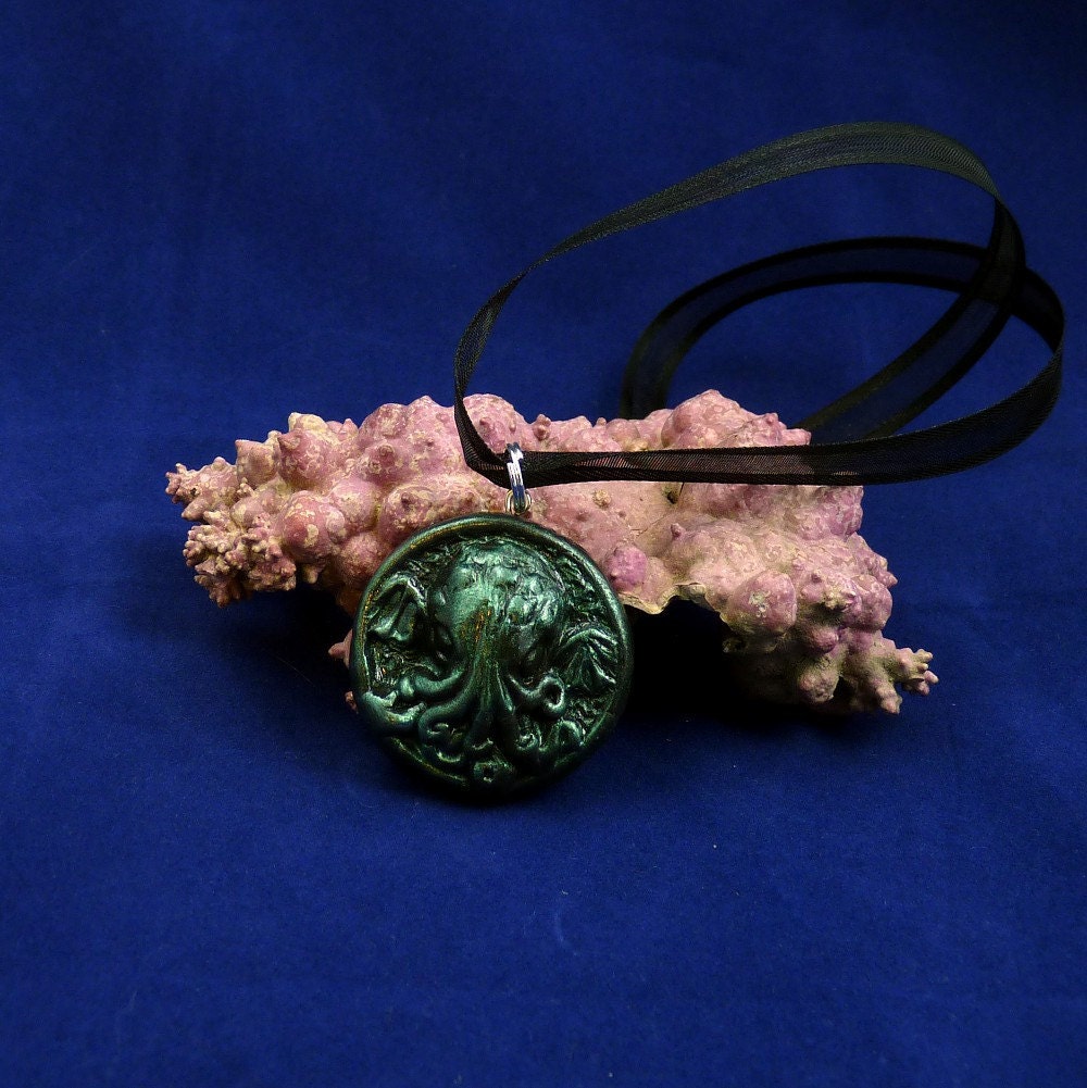 Dark Green Small Cthulhu Cameo Necklace - Polymer Clay Lovecraft Jewelry