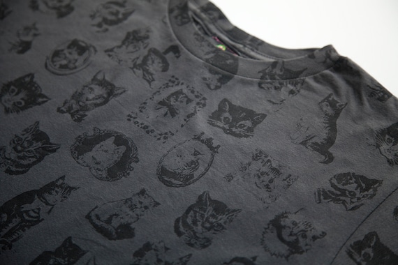 Cute Kitty Tee. Black and Gray. Large
