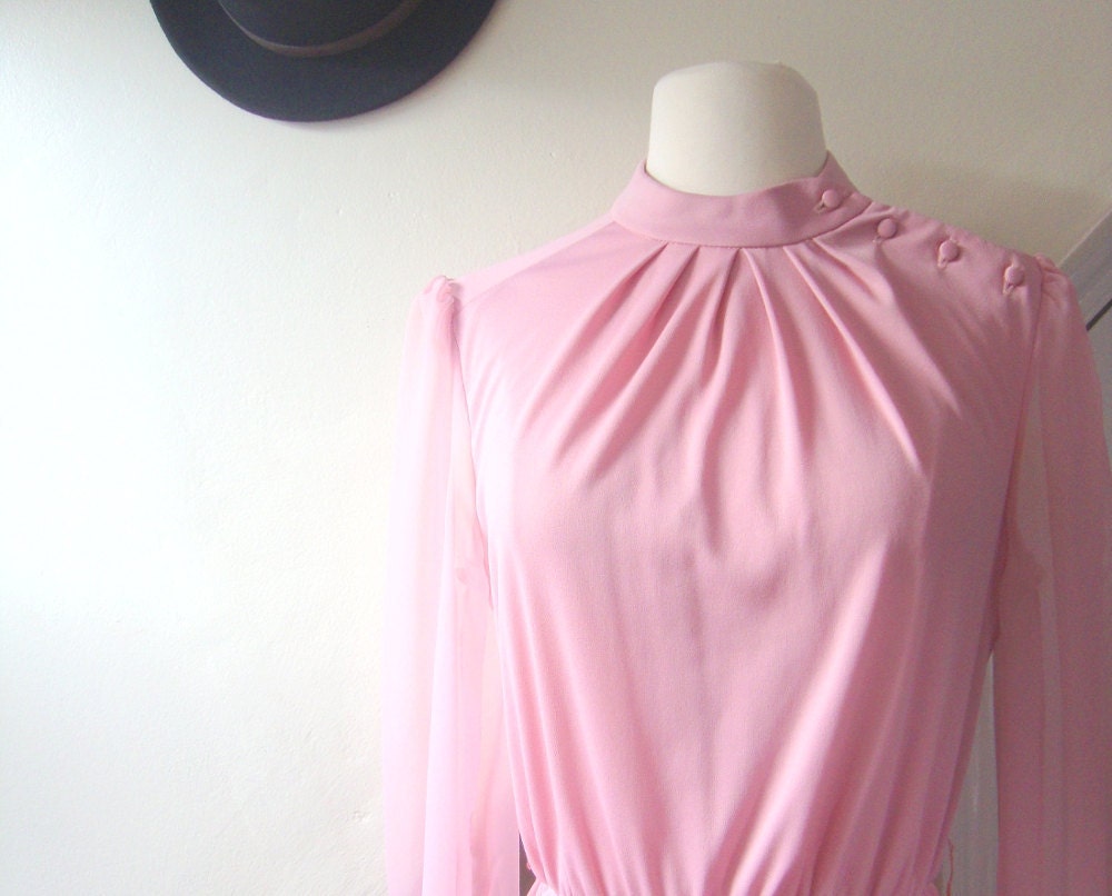 pale pink button shoulder dress with pleats and zig zag hem / 1970s / s/m