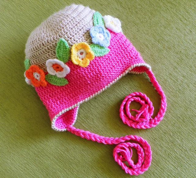 کلاه Crocheted کودکان با حلقه ها و دسته های گل