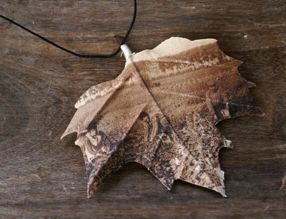Necklace with cotton maple leaf pendant printed with an old photograph