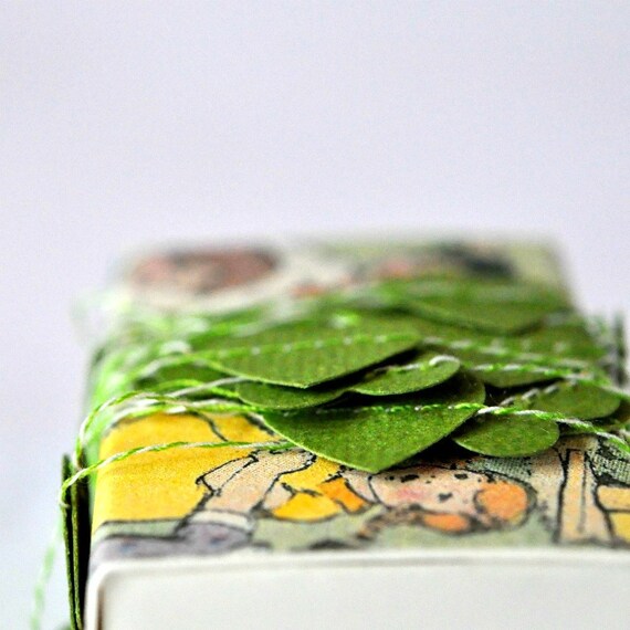 Tiny Paper Garland in a Box Hearts Green