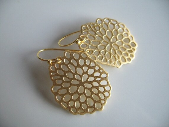 Beehive earrings in gold-plated silver and brass - Chrysanthemum earrings - Dahlia earrings
