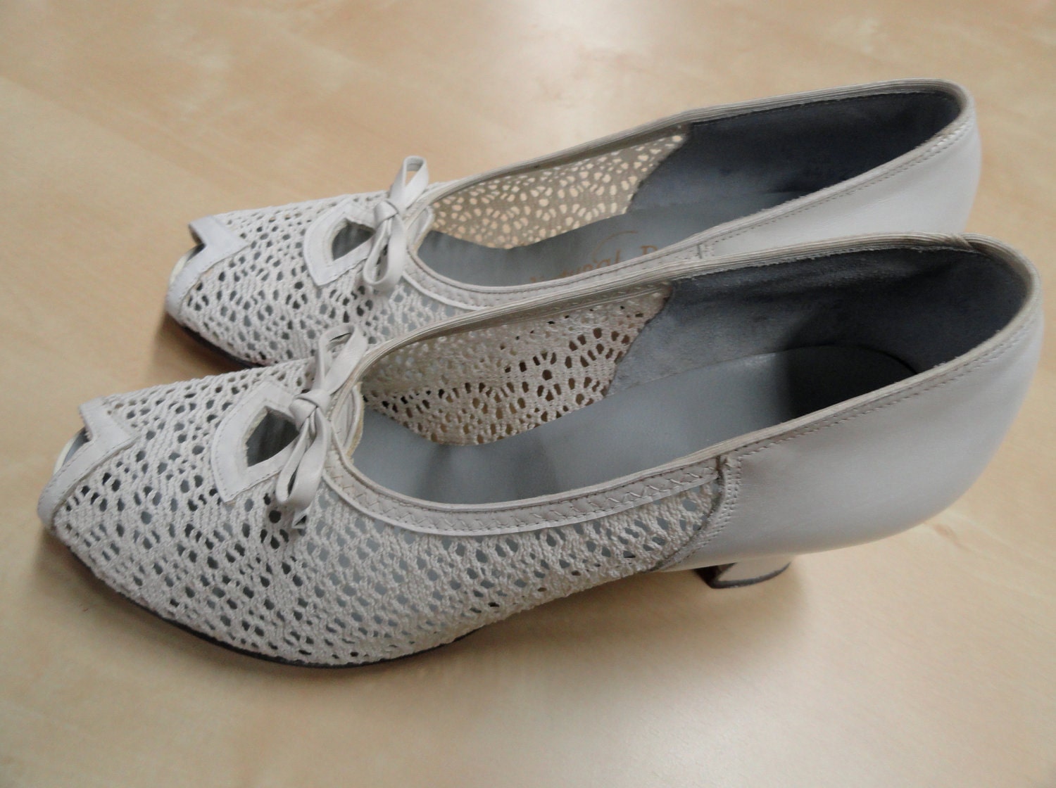 Vintage White 1940s SPRING FASHION Mesh Peep Toe Cut Away Pumps Nurse Shoes