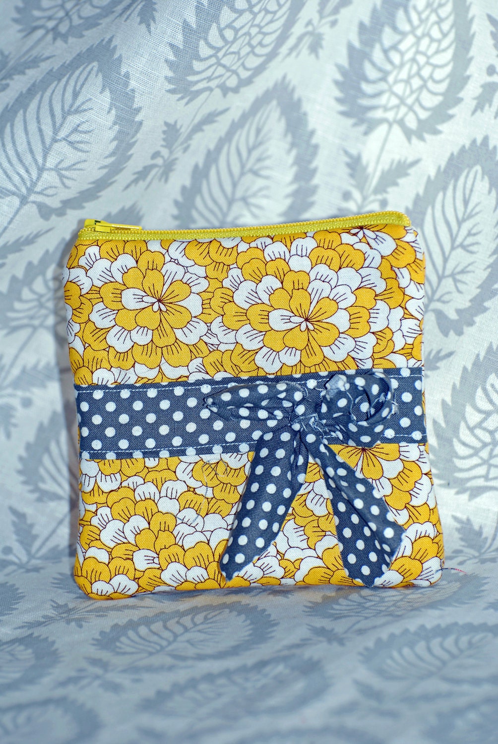 Raw Bow Zipper Pouch