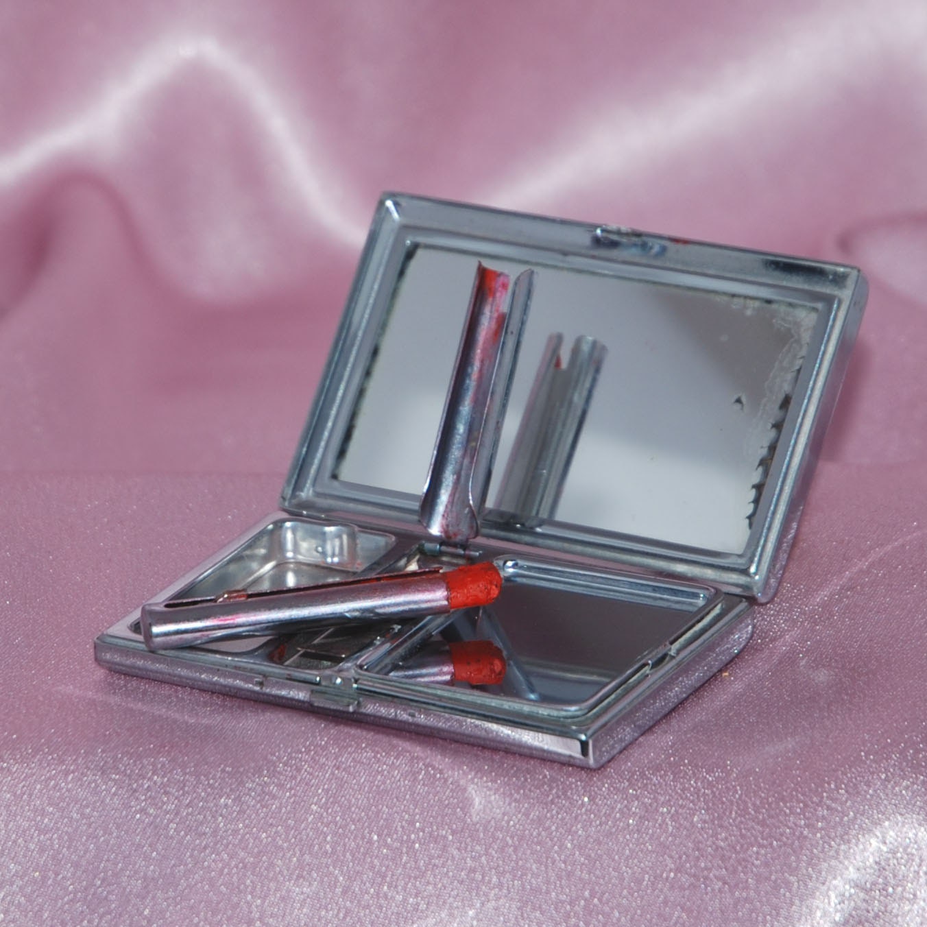 Compact - Bourjois - green and cream enamel on chrome