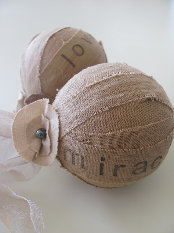 Rag ornamento de esfera com Petite Tea Stained Flower Miracle, Love & Acreditar