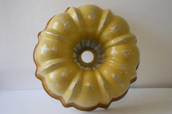 Vintage Yellow Gradient Bundt Pan