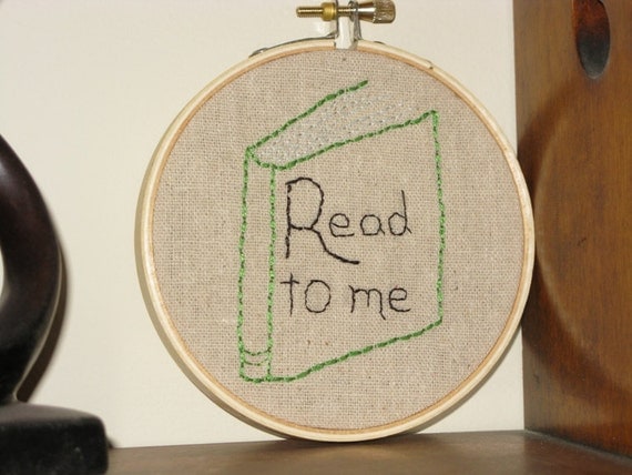 Read to me  - Embroidery Hoop Art