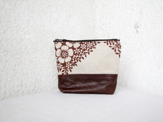 Beautiful linen and leather clutch - Linen and upcycled leather flat bottom