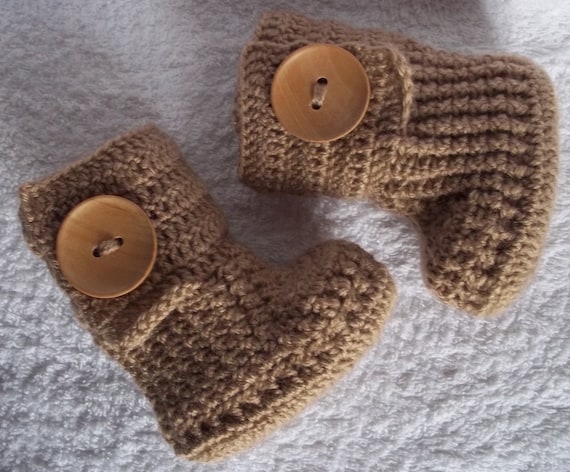 Crochet baby booties for 0-3 M or 3-6 M with large wooden buttons,choose your color and size