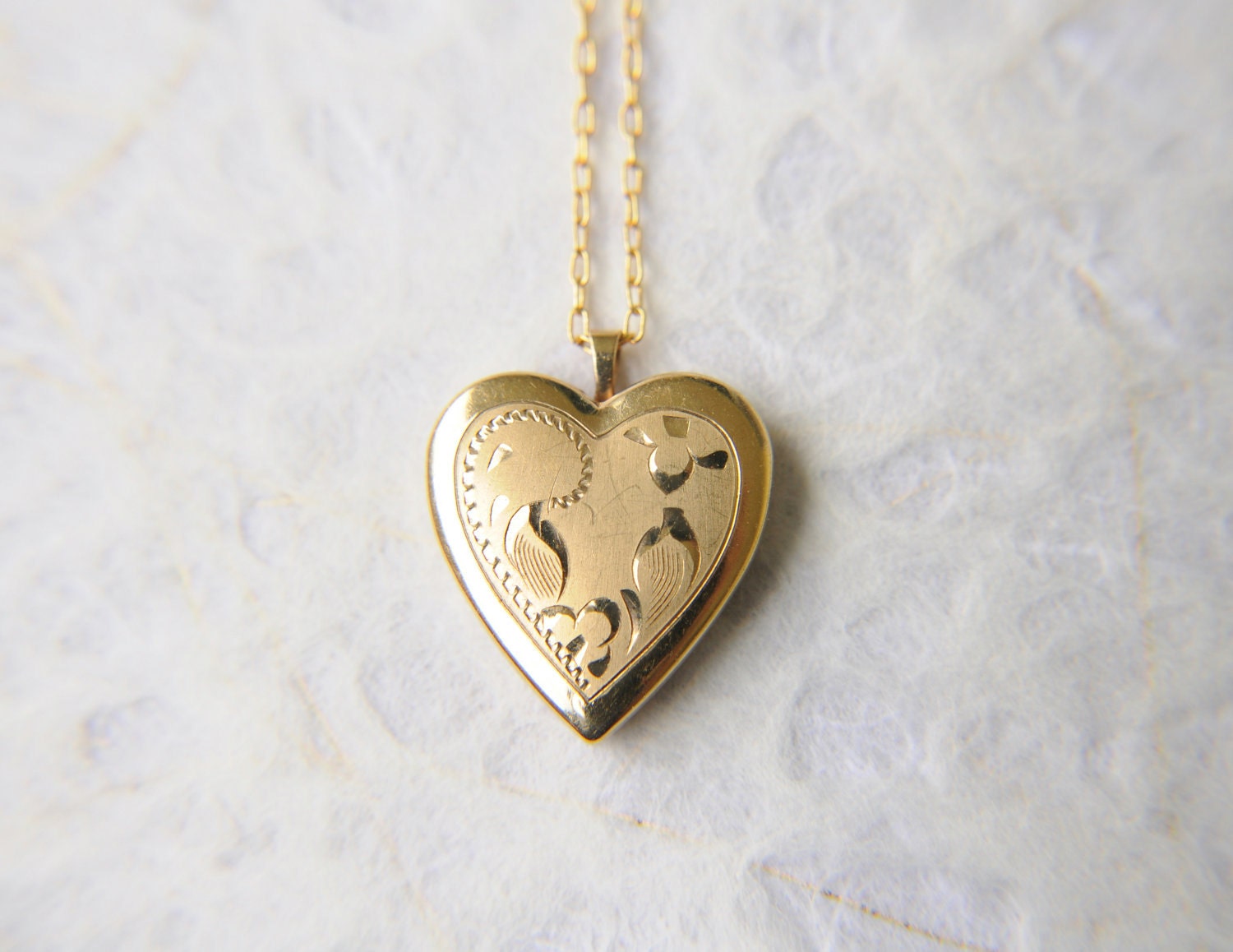 SALE /// vintage 1970s / gold etched locket // SWEET HEART