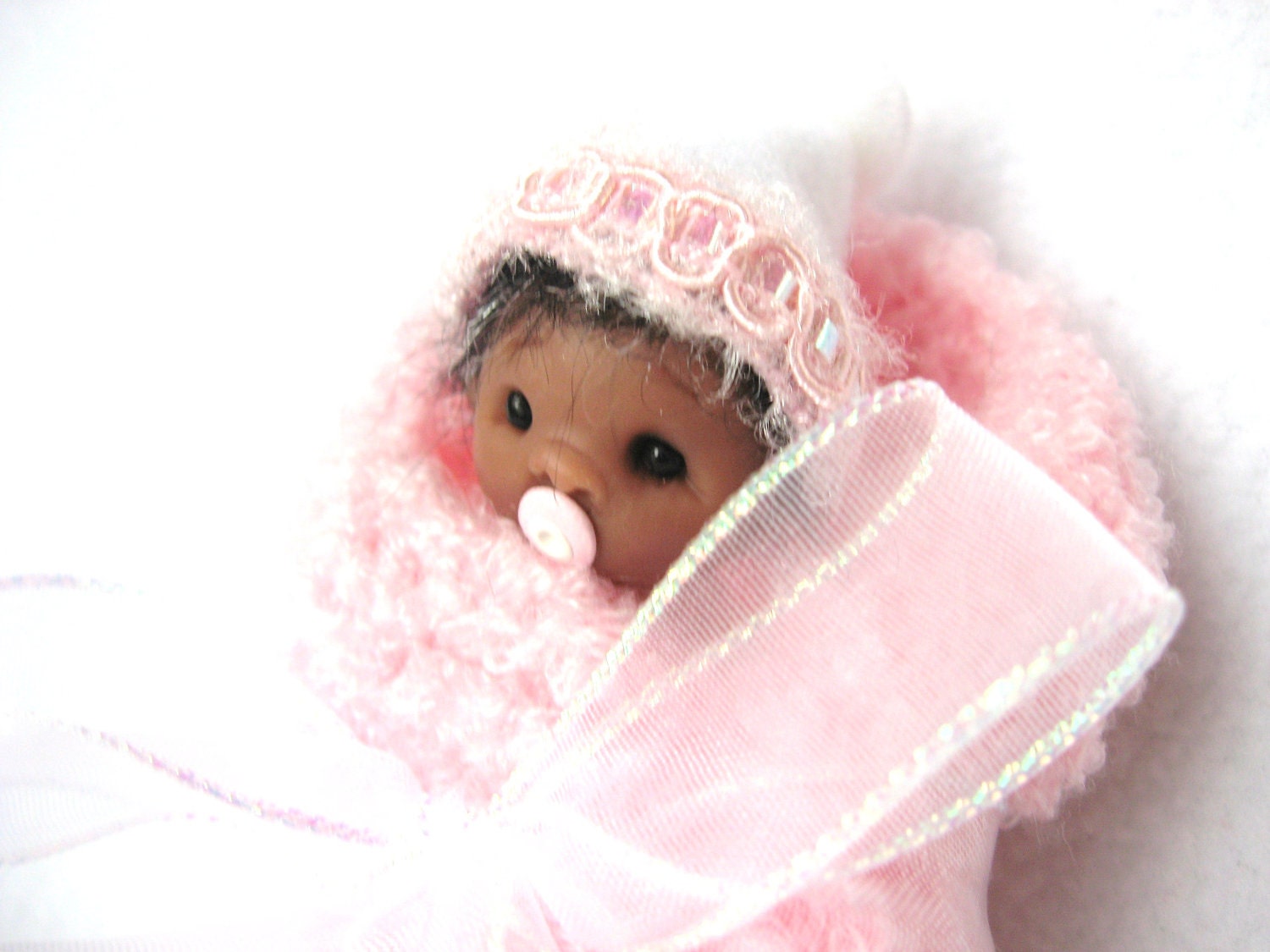 Elf mano OOAK esculpida afroamericano Baby Girl in Pink