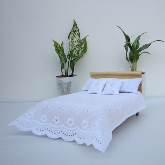 NEW Miniature Dollhouse Luxury  White eyelet Bedding set for Double bed12th scale