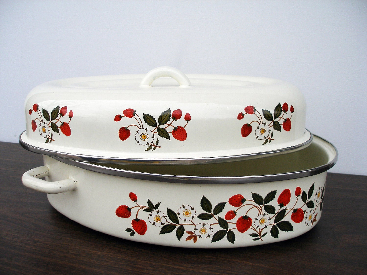 Roasting Pan "Strawberries n' Cream"  - Sheffield Enamel Oval Metal Roasting Pan