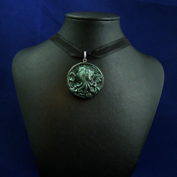 Dark Green Small Cthulhu Cameo Necklace - Polymer Clay Lovecraft Jewelry