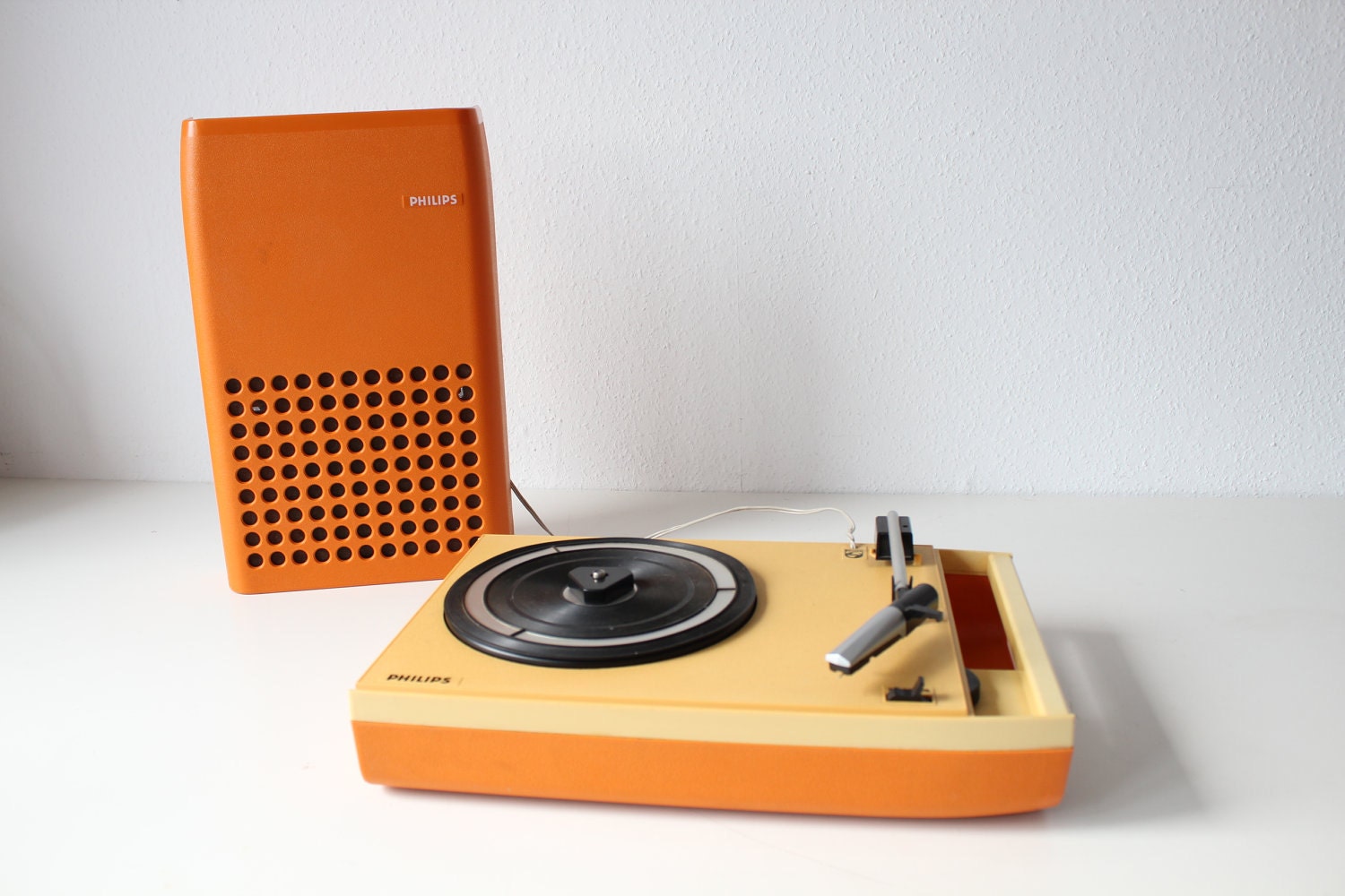 1970s Vintage Orange PHILIPS 113 PORTABLE Design Record Player Turntable, battery or main operated