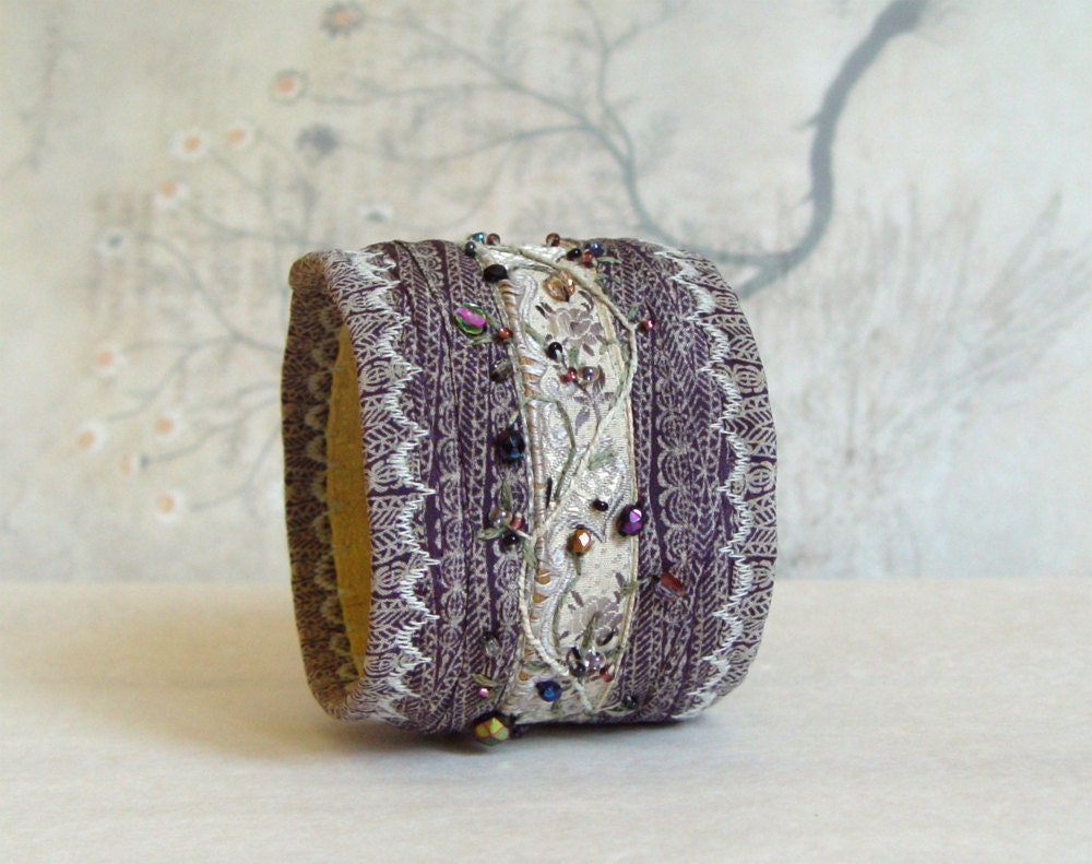 Embroidered silk bracelet in dusty lavender