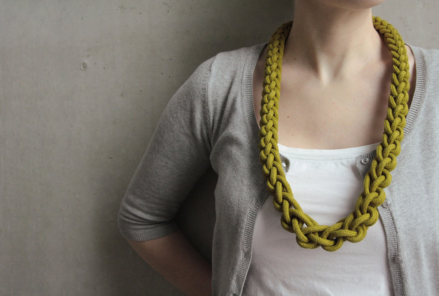 Knotted rope necklace "Rina" in olive green