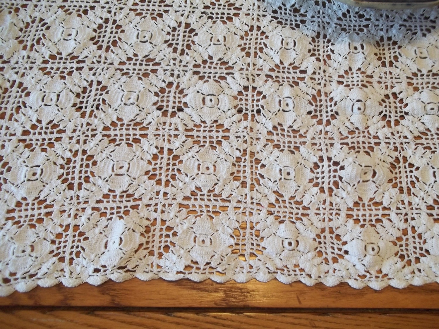 Vtg Handmade Crochet Lace Tablecloth Wedding White Table Topper 